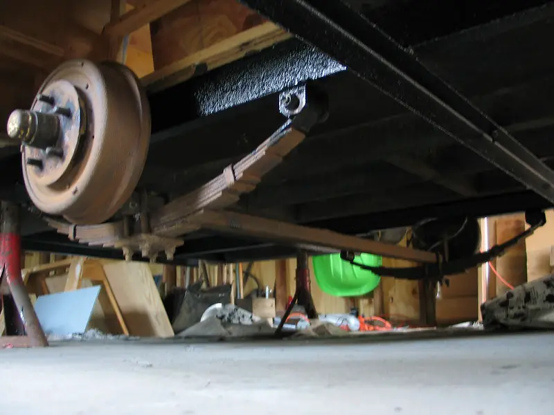 How to Lift a Trailer with Leaf Springs